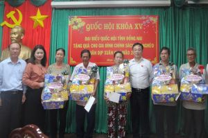 Đại biểu Quốc hội tỉnh tặng quà Tết cho gia đình chính sách và hộ nghèo tại H.Nhơn Trạch
