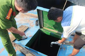 Thủ đoạn rút trộm xăng tinh vi  trên tàu thủy