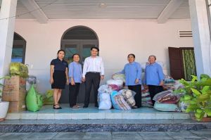 Bệnh viện Đa khoa khu vực Long Khánh tặng quà cho người dân có hoàn cảnh khó khăn