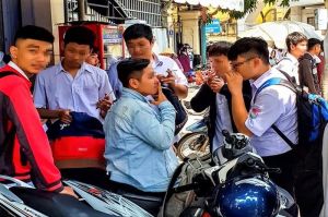 Báo động tình trạng học sinh sử dụng thuốc lá điện tử