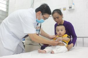 Nuốt phải miếng thủy tinh sắc nhọn nguy hiểm, bé trai được cấp cứu kịp thời