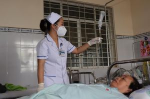Nữ điều dưỡng tận tình với người bệnh
