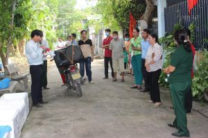 Đi từng ngõ, gõ cửa từng nhà tuyên truyền phân loại rác