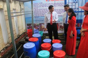 Người dân nông thôn thực hiện phân loại rác tại nguồn