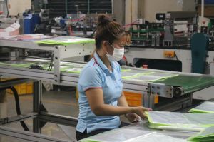 Công nhân mong chờ thưởng Tết