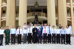 Đoàn công tác Trung ương chúc mừng Lễ Giáng sinh tại Tòa Giám mục Xuân Lộc