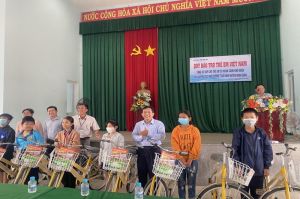 Tặng 30 chiếc xe đạp cho học sinh có hoàn cảnh khó khăn tại Định Quán