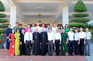 Phó Bí thư Tỉnh ủy thăm, chúc mừng Giáng sinh năm 2022