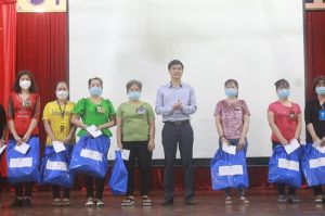 Trao 40 suất quà Tết cho công nhân có hoàn cảnh khó khăn