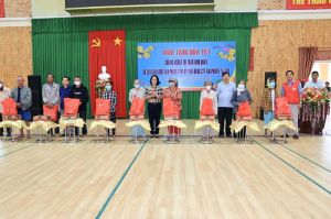 Mang Tết đến với người nghèo