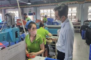 Nhiều doanh nghiệp vượt khó, thưởng tết cho công nhân