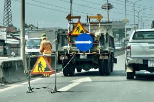 Nhọc nhằn duy tu quốc lộ 51
