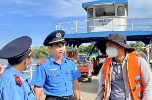 Lưu ý an toàn khi đi đò, phà cuối năm