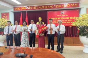 Trao Huy hiệu 40 năm tuổi Đảng cho đồng chí Lê Thị Thu Ba