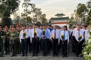 Lãnh đạo tỉnh dâng hương viếng Chủ tịch Hồ Chí Minh và các anh hùng liệt sĩ