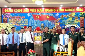 Bí thư Tỉnh ủy thăm, chúc Tết Bộ CHQS tỉnh và Công an tỉnh