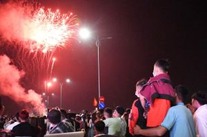 Hàng ngàn người dân đến Khu tái định cư sân bay Long Thành xem pháo hoa