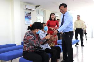 Chủ tịch UBND tỉnh thăm Trung tâm Hành chính công ngay ngày làm việc đầu tiên