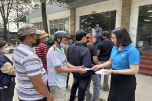 Công nhân chắt chiu cho mùa Tết ấm