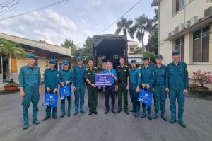Tặng 100 phần quà Tết cho lực lượng dân quân