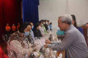 Trao 1 ngàn phần quà Tết cho công nhân có hoàn cảnh khó khăn