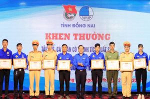 Tham gia tuyên truyền, hỗ trợ giữ gìn trật tự an toàn giao thông