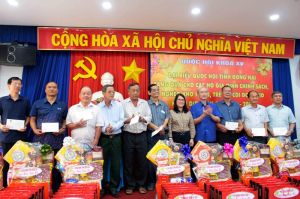 Đại biểu Quốc hội tặng quà Tết cho gia đình chính sách, trẻ mồ côi vì dịch Covid-19
