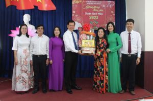 Lãnh đạo tỉnh thăm, chúc Tết các đơn vị nghệ thuật