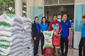 Thăm, họp mặt, tặng quà Tết cho công nhân khó khăn