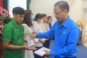 Nhiều hoạt động thăm, tặng quà Tết cho công nhân lao động xa quê