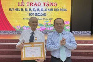 Trao Huy hiệu Đảng cho đảng viên nhân dịp kỷ niệm 93 năm ngày thành lập Đảng Cộng sản Việt Nam (3-2-1930 – 3-2-2023)