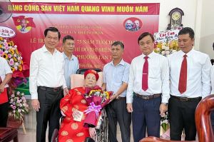 Trao Huy hiệu 75 tuổi Đảng cho đảng viên