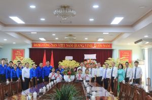 Đoàn đại biểu thanh thiếu nhi tỉnh chúc mừng Tỉnh ủy nhân Ngày thành lập Đảng