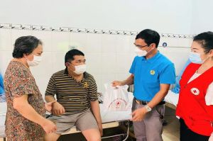 积极发挥企业内的党员任务