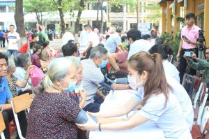 Trên 300 người dân được khám bệnh, phát thuốc miễn phí