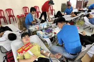 Hiến gần 200 đơn vị máu tại Lễ hội Xuân hồng (đợt 2)