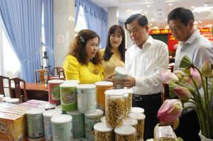 Nữ giám đốc chế biến sản phẩm từ đồng sen nước lợ