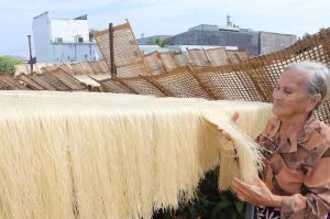 Làng làm miến dong Bắc thủ công ở thành phố công nghiệp