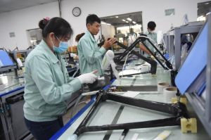 Công nhân phấn khởi trở lại làm việc trong năm mới