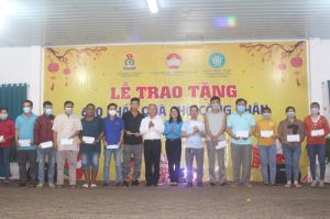 Tặng 650 phần quà cho lao động có hoàn cảnh khó khăn