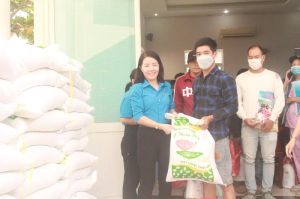 Tăng cường sâu sát cơ sở, nắm bắt đời sống công nhân