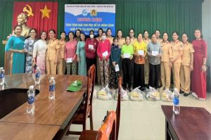 Công an tỉnh thăm và tặng quà cho hội viên phụ nữ khó khăn tại H.Nhơn Trạch
