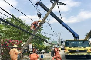 Xe tải tông gãy trụ điện khiến 2 người tử vong