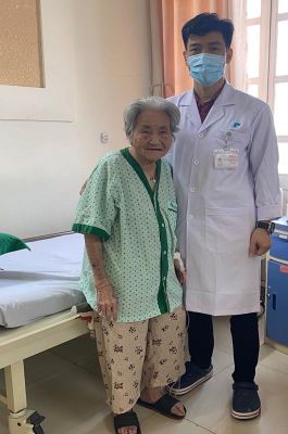 Bơm xi măng sinh học chữa đau lưng cho cụ bà 102 tuổi