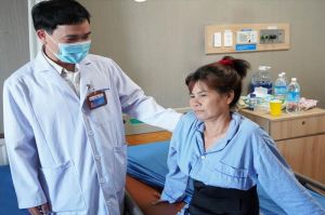 Phẫu thuật điều trị chấn thương cột sống cho bệnh nhân té từ trên cao