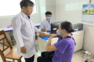 29 người dân được khám bệnh về cơ xương khớp bởi chuyên gia