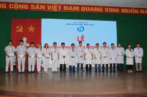 Khen thưởng đột xuất ê kíp cứu sống bệnh nhân bị đa chấn thương nghiêm trọng