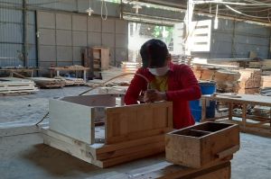 调料木料在困难情况寻找市场