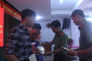 Trao hơn 1,1 tỷ đồng vốn hỗ trợ người hoàn lương