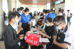 300 cán bộ, giáo viên, sinh viên tham gia hiến máu cứu người